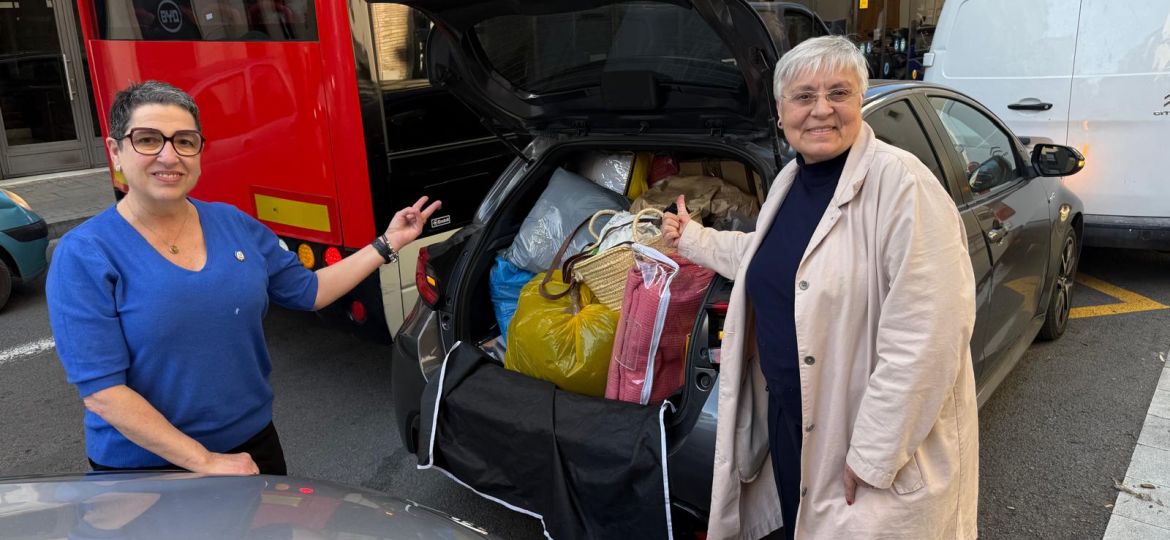 Montse Pallares Vicepresidenta de Cocemfe Barcelona y Pilar Lucas Vocal de Cocemfe Barcelona y Presidenta de Acleg, cargando en el coche con parte de el envió para Sedavi, Valencia